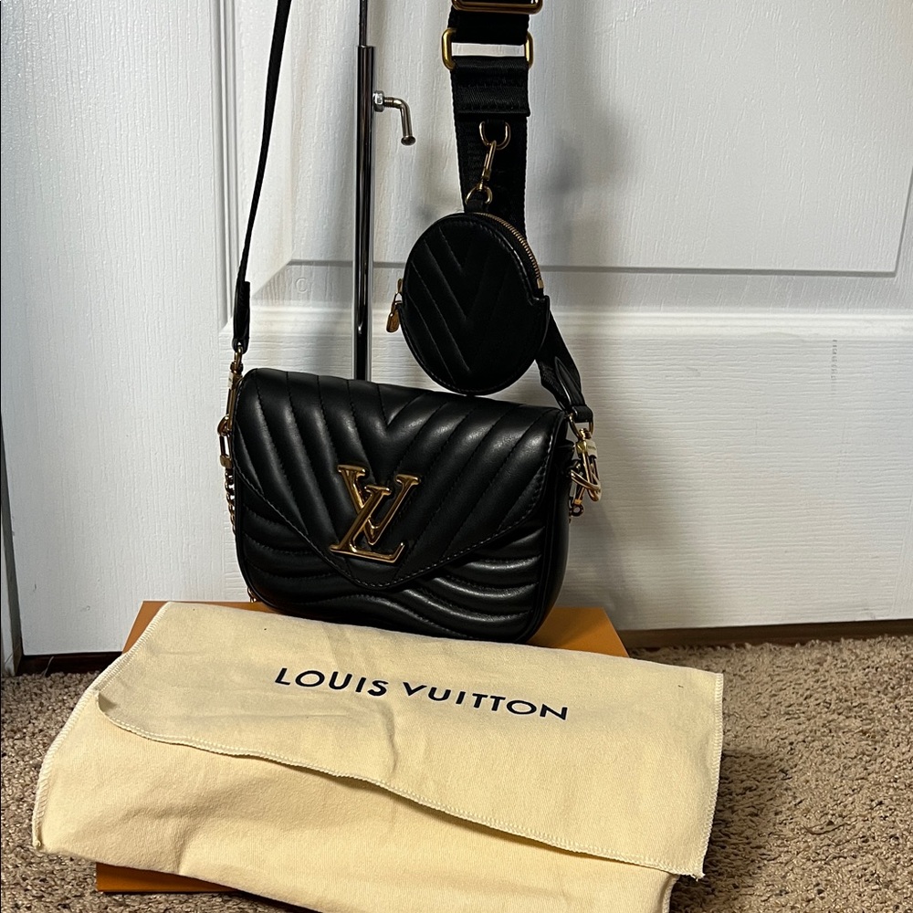 3404 Louis Vuitton Black Quilted Crossbody Bag ( NEW WAVE)
